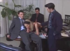 три мужика вызвали секретаршу и жестоко отьебали